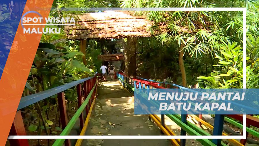Menuruni Anak Tangga, Menuju Indahnya Pantai Batu Kapal, Maluku