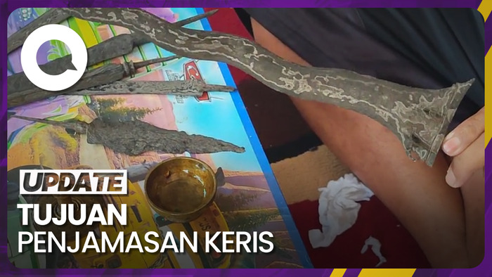 Masyarakat Demak Ramai-ramai Menjamasi Keris di Bulan Suro
