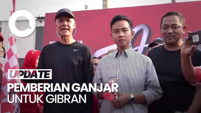 Gibran Diberi Baju Garis Hitam Putih-Dijahitkan Langsung oleh Ganjar