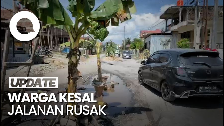 Protes Jalan Rusak, Warga di Sidrap Tanam Pohon Pisang-Bakar Ban