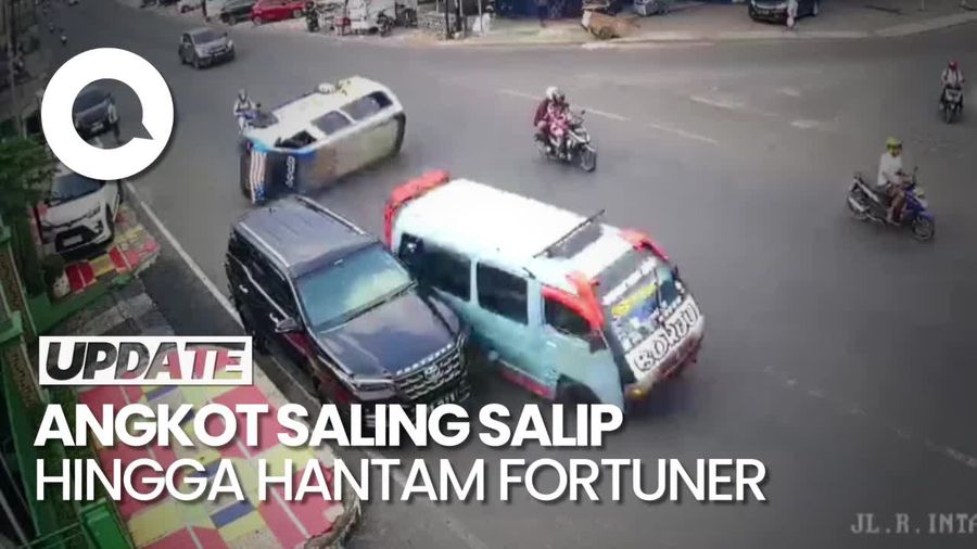 Aksi Kebut-kebutan 2 Angkot di Lampung Berujung Terguling