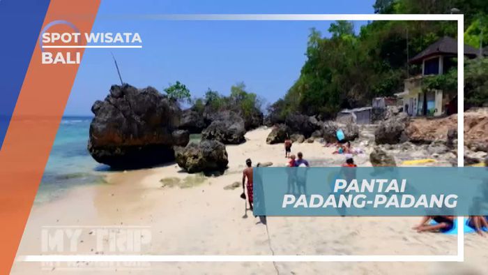 Mengenakan Pakaian Adat di Pantai Padang-padang Bali