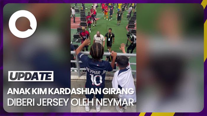 Momen Anak Kim Kardashian Diberi Jersey PSG oleh Neymar