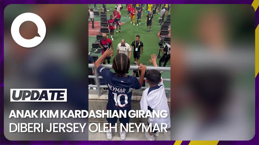 Momen Anak Kim Kardashian Diberi Jersey PSG oleh Neymar