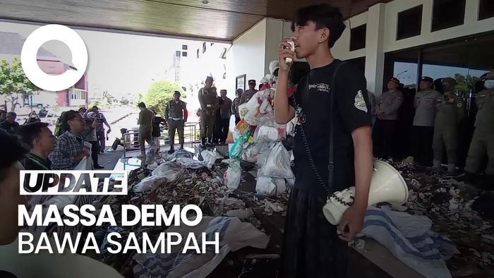 Demo Pencemaran Sungai, Massa Aktivis Kirim Sampah ke Kantor Walkot Tasik