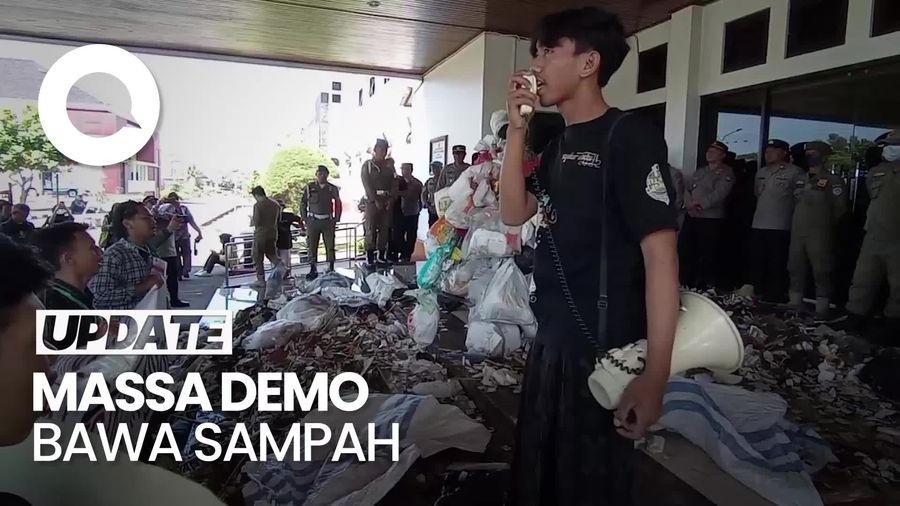 Demo Pencemaran Sungai, Massa Aktivis Kirim Sampah ke Kantor Walkot Tasik