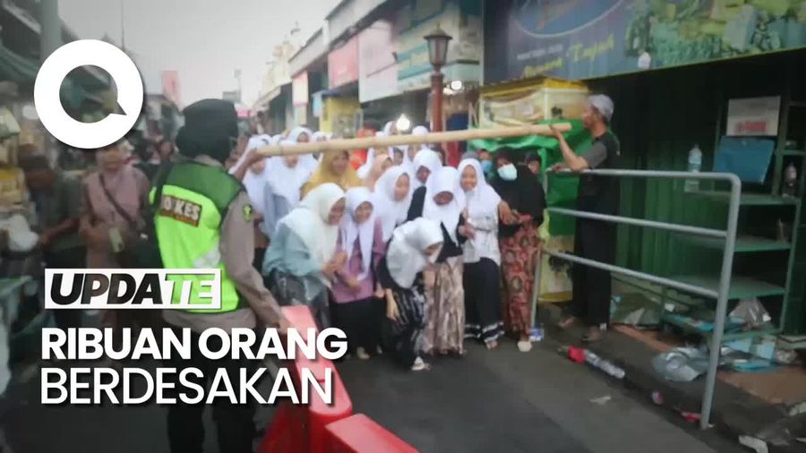 Antrean Ribuan Orang Berburu Nasi Berkat Buka Luwur Makam Sunan Kudus