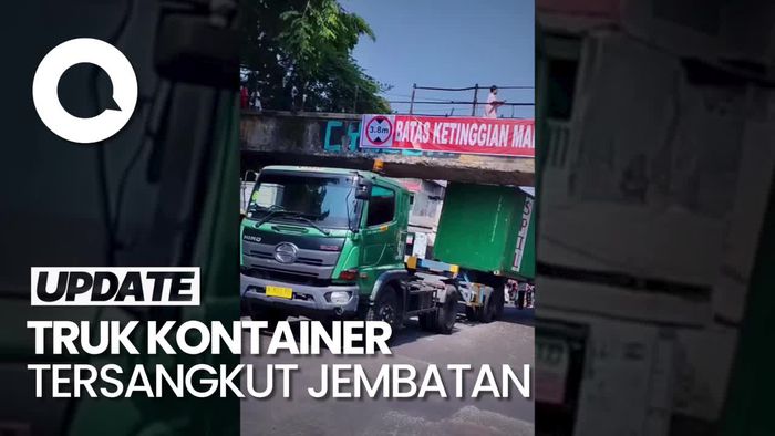 Truk Tersangkut Jembatan di Bogor, Satu Orang Terluka