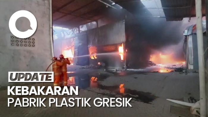 Pabrik Plastik di Gresik Terbakar, Sampai 7 Jam Belum Juga Padam