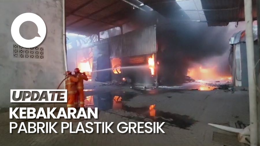 Pabrik Plastik di Gresik Terbakar, Sampai 7 Jam Belum Juga Padam