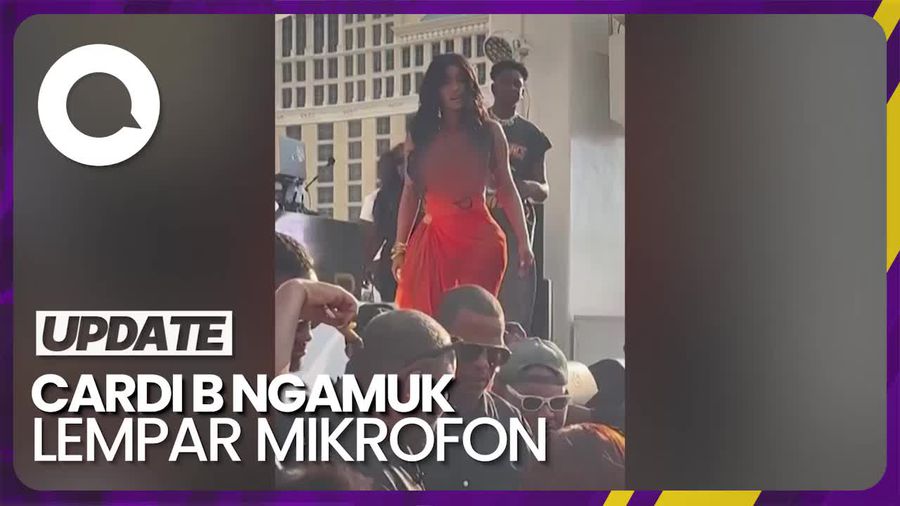  Momen Cardi B Lempar Mikrofon ke Arah Penonton