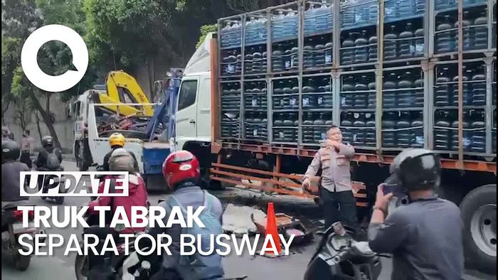 Truk Tabrak Separator Busway di Jaktim, Lalin Padat Merayap