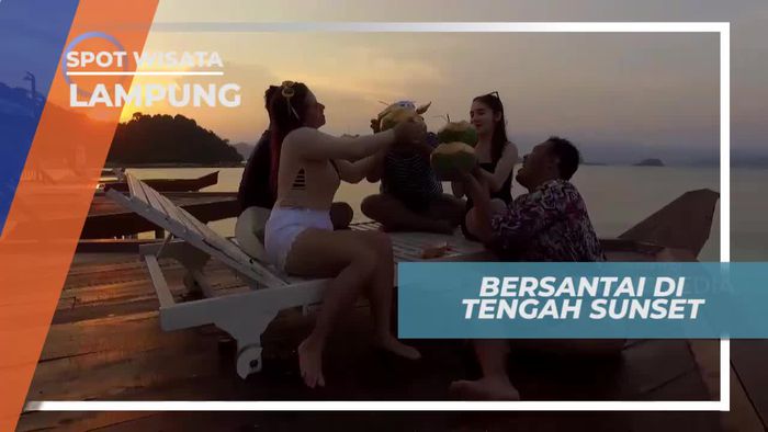 Bersantai Ditemani Panorama Keindahan Sunset di Lampung