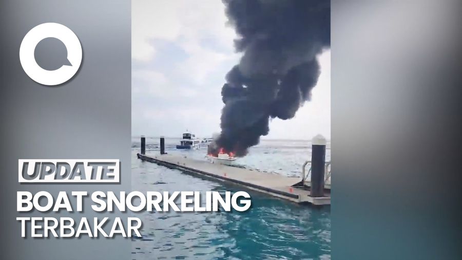 Penampakan Kobaran Api Melahap Boat Wisata Snorkeling di Nusa Penida