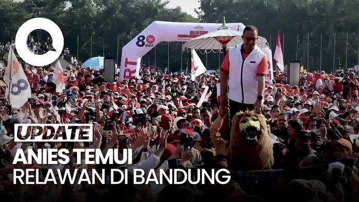 Momen Anies Baswedan Naik Sisingaan Temui Relawan di Bandung