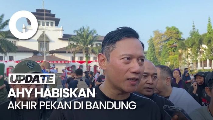 Gaya AHY Lari Pagi di Depan Gedung Sate Bandung