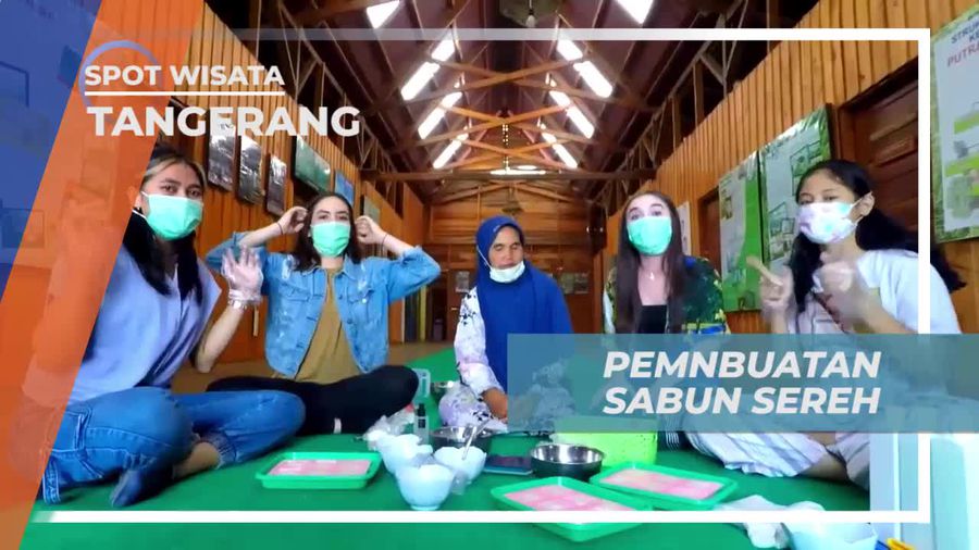 Mencoba Membuat Sabun Sereh di Desa Sarongge Cianjur