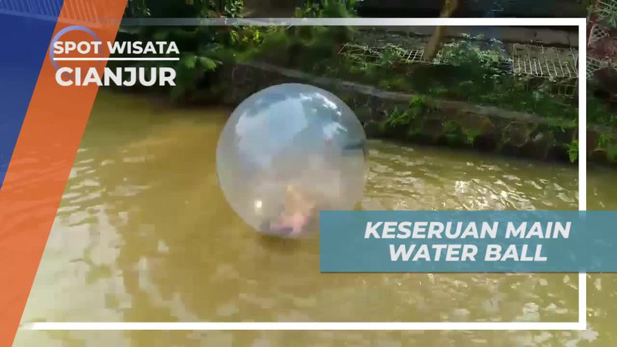 Adu Tangkas Bermain Water Ball di Cianjur