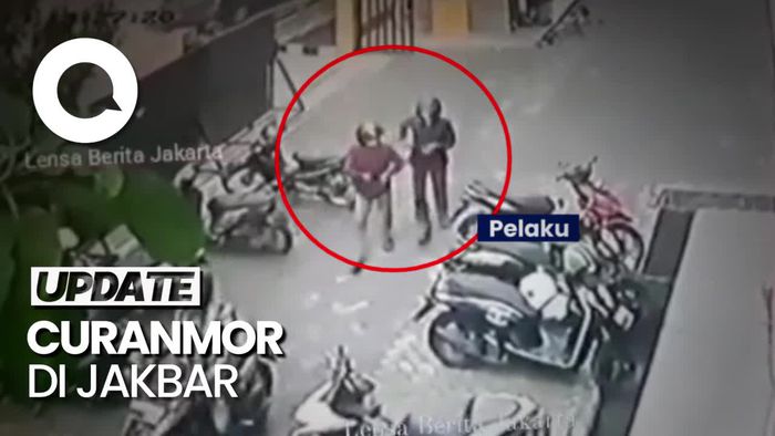 Terekam CCTV, Pelaku Curanmor Acungkan Benda Diduga Pistol di Jakbar 