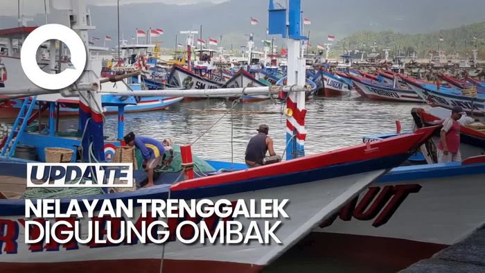 Penampakan Perahu Nelayan Trenggalek Usai Digulung Ombak Perairan Gladak