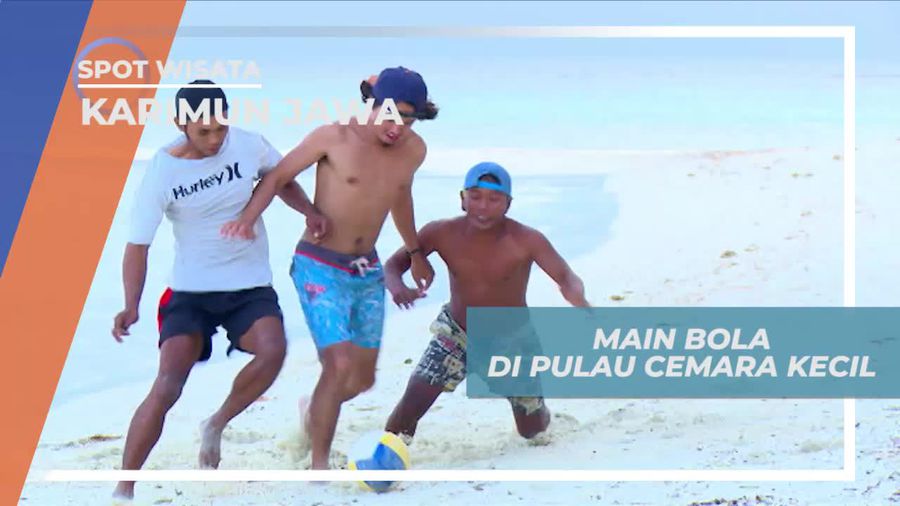 Adu Tangkas Bermain Sepak Bola di Pulau Cemara Kecil Karimun Jawa