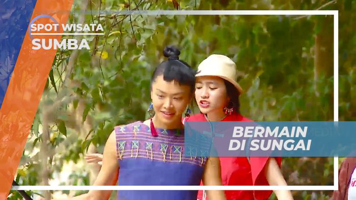 Seru-seruan Bermain Air di Aliran Sungai Air Terjun Lapopu, Sumba