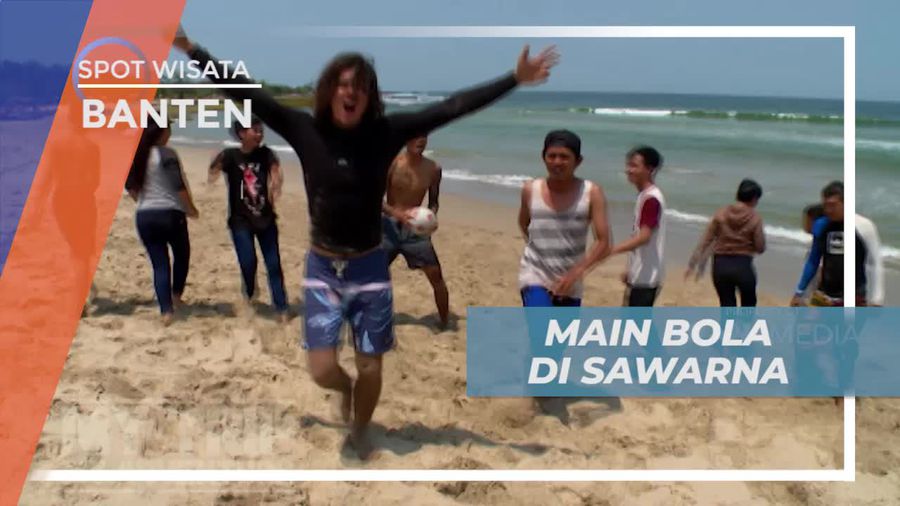 Adu Tangkas Bermain Sepak Bola di Pantai Sawarna Banten