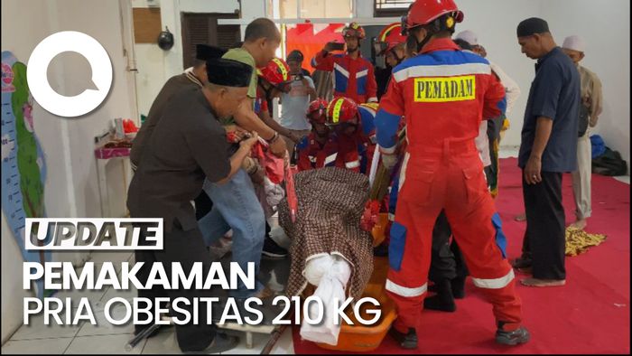 Momen Damkar Bantu Pemakaman Pria Obesitas 210 Kg di Jaktim
