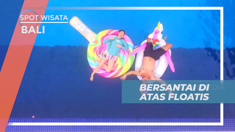 Menikmati Bersantai di Atas Floaties Sambil Menikmati Pemandangan, Bali