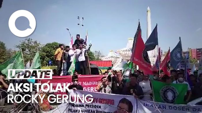 Massa Tolak Rocky Gerung Geruduk Kantor Gubernur Jatim