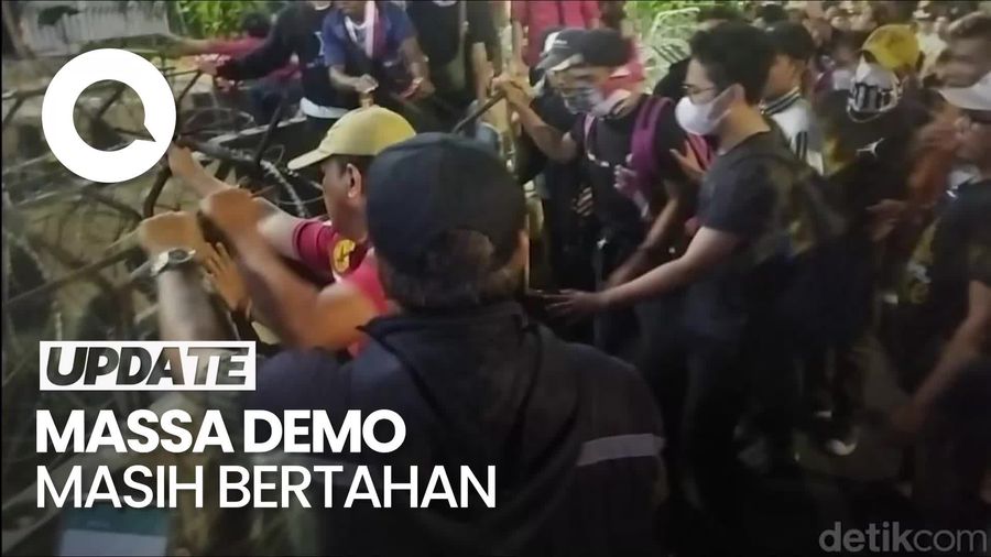 Massa Demo Masih Bertahan di Patung Kuda Malam Ini