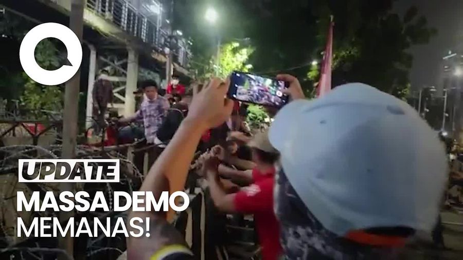 Massa Demo di Patung Kuda Rusak Pagar Berduri-Lempar Botol