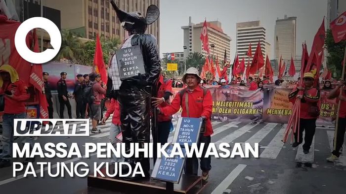Jelang Magrib, Massa Buruh Masih Bertahan di Patung Kuda Jakarta
