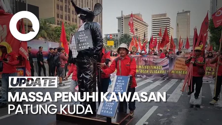 Jelang Magrib, Massa Buruh Masih Bertahan di Patung Kuda Jakarta
