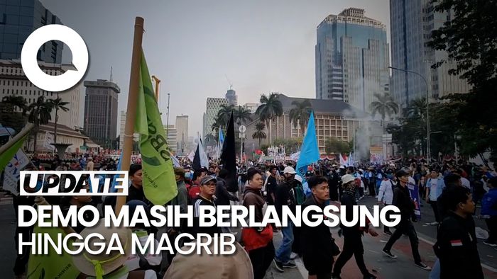 Massa Demo di Patung Kuda Nyalakan Flare, Polisi Ambil Langkah Persuasif