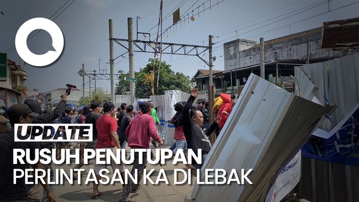 Ricuh! Warga Bongkar Paksa Penutup Perlintasan KA di Rangkasbitung