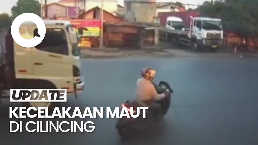 Detik-detik Pemotor Nyelonong Lalu Tergilas Truk di Cilincing Jakut