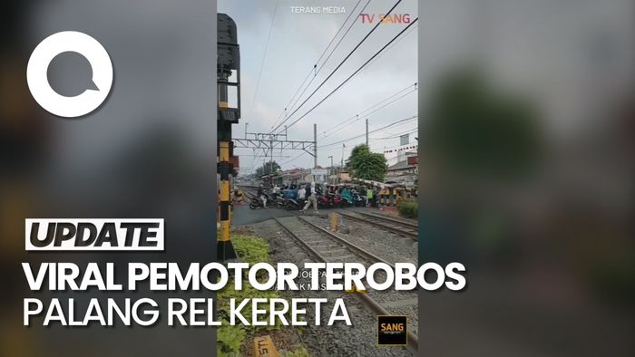 Momen Kereta Disetop gegara Banyak Pemotor Terobos Palang Rel di Jaktim