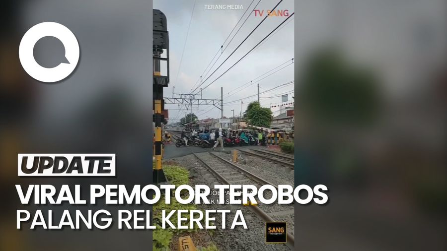 Momen Kereta Disetop gegara Banyak Pemotor Terobos Palang Rel di Jaktim