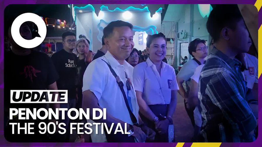 Outfit Penonton Pakai Seragam SMA Demi The 90s Festival