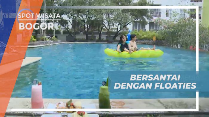 Bersantai Dengan Floaties di Kolam Penginapan Bogor