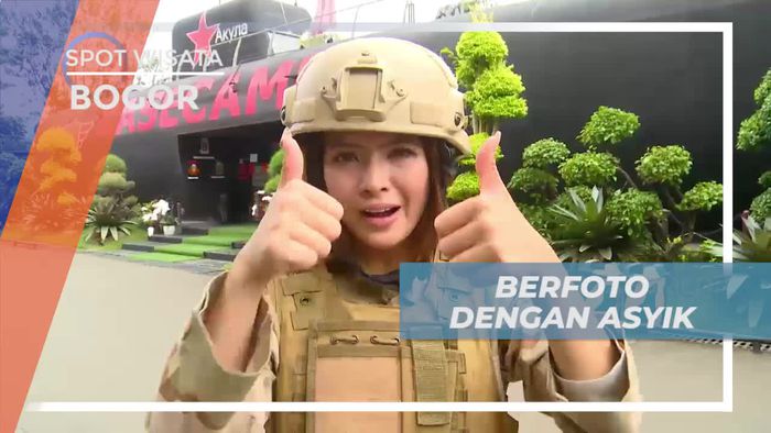 Berfoto Nyentrik Dengan Latar Kapal Selam, Bogor