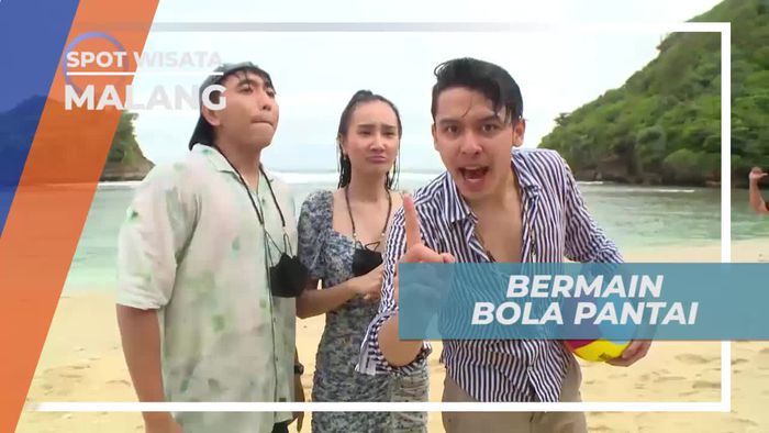 Adu Tangkas Bermain Sepak Bola di Pantai Basong Kota Malang