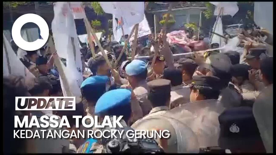 Momen Demo Tolak Rocky Gerung di Sampang Ricuh!