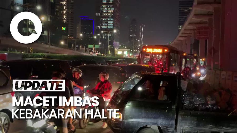 Arus Lalin Macet Imbas Kebakaran Halte TransJ Tendean