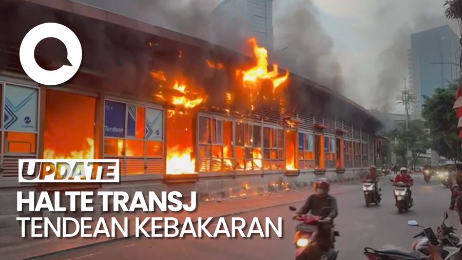 Penampakan Halte TransJakarta Tendean Terbakar