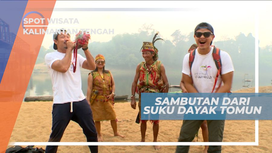 Menerima Sambutan, Minum Tuak Khas Suku Dayak Tomun, Kalimantan Tengah