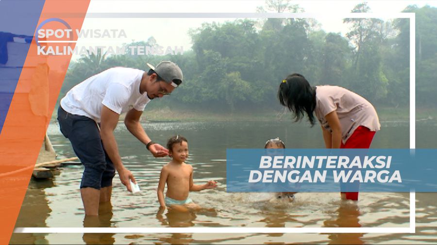 Berinteraksi Dengan Warga Sekitar Sungai Lamandau, Kalimantan Tengah