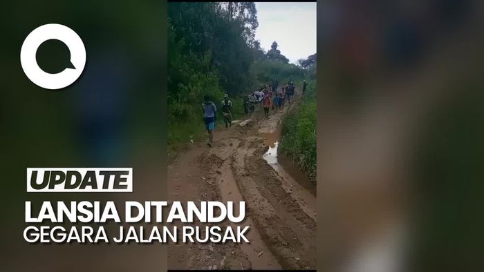 Jalan Rusak, Lansia Sakit di Toraja Utara Ditandu 8 Km ke RS