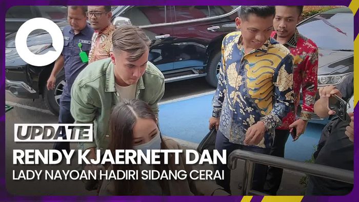 Kompak Hadiri Sidang, Rendy Kjaernett Dorong Lady Nayoan Pakai Kursi Roda